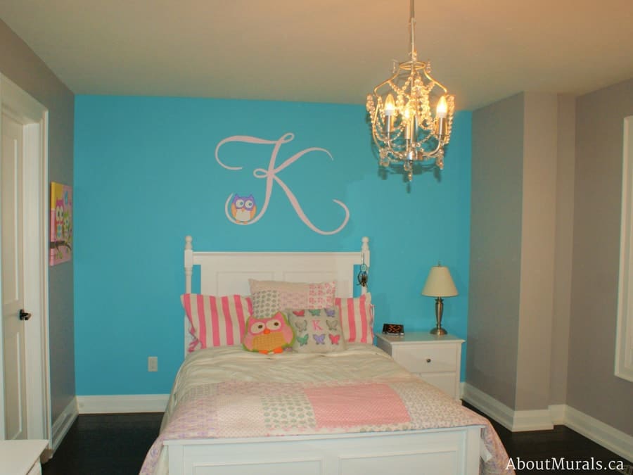 An owl mural painted in a girls bedroom by Adrienne of AboutMurals.ca