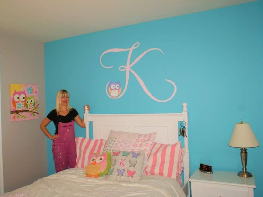 A painted mural in Dundas, ON of a cute owl sitting on the letter "K" in a girls bedroom created by muralist Adrienne of About Murals.